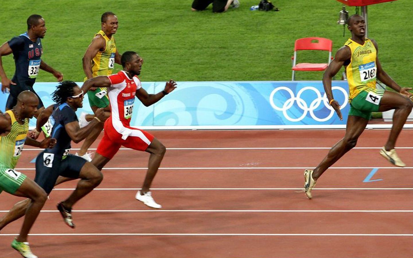 回顾博尔特经典的“回头望月”，2008年奥运会一战成名