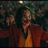 小丑Joker(2019): 亚瑟用血在脸上画出笑容整个城市为其欢呼（片尾特写）