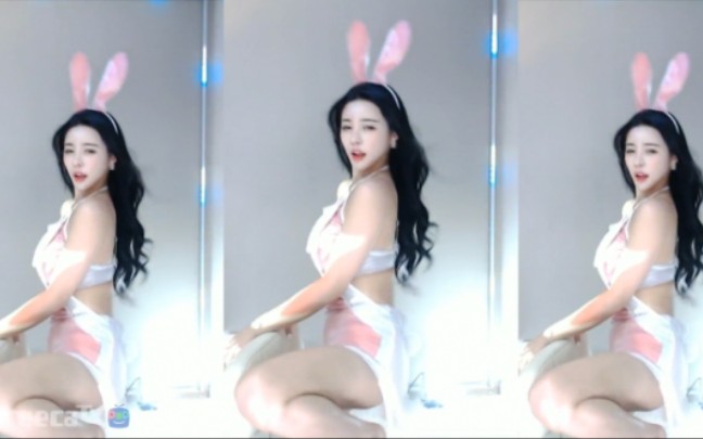 [Alyssa] The beauty is drunk and her face is flushed.