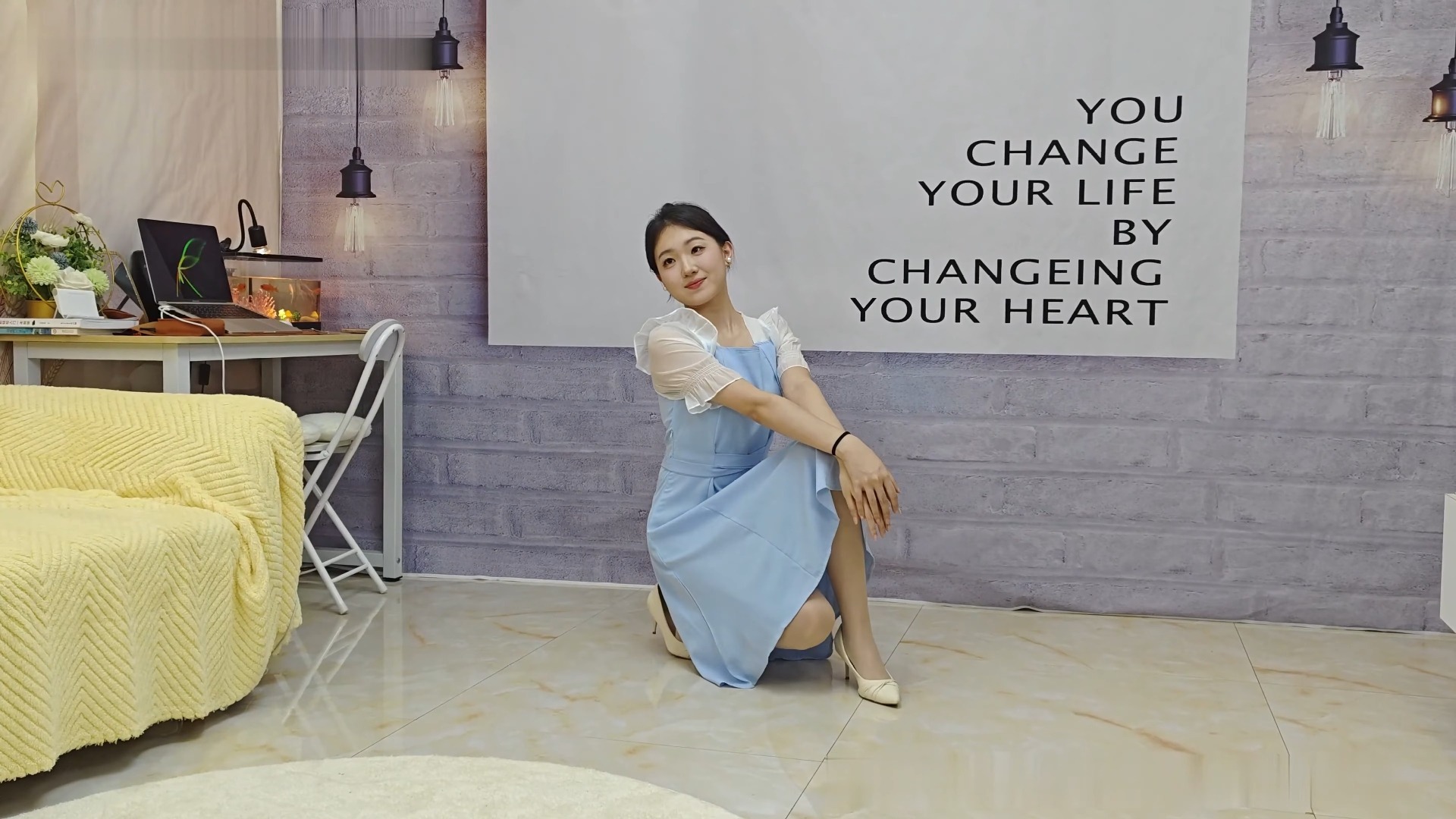 身着长裙的丝滑美腿美人 —— 连裤袜尽显优雅