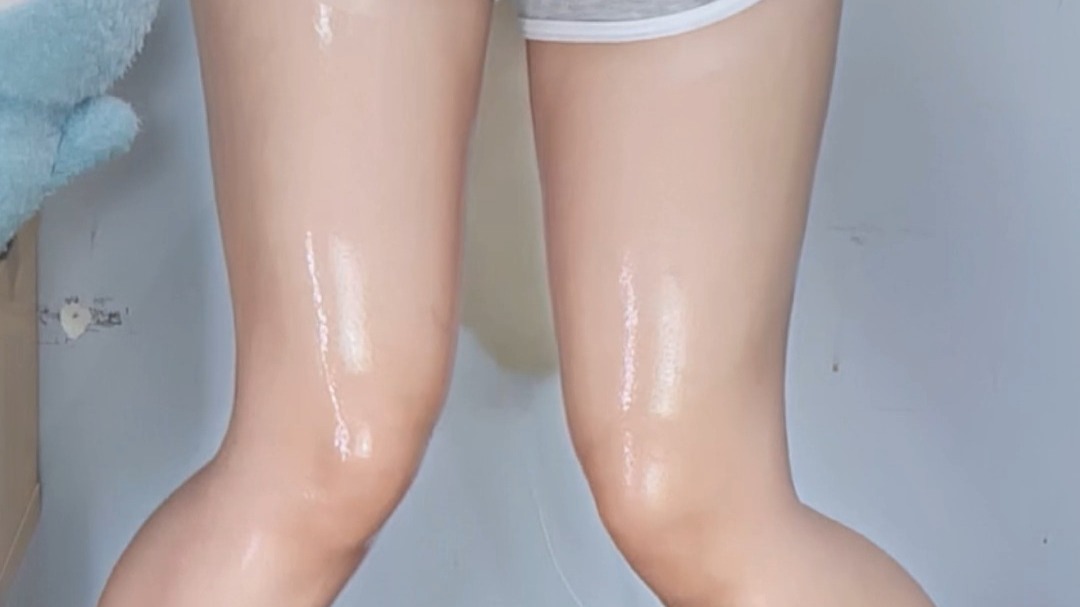 Real short legs. Without pulling the legs like this...