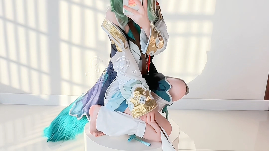 lit. tailed grandpa (idiom); young man with a big tail