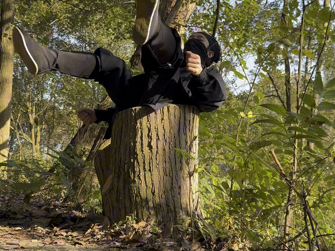 黑衣人不敌对手，被打败