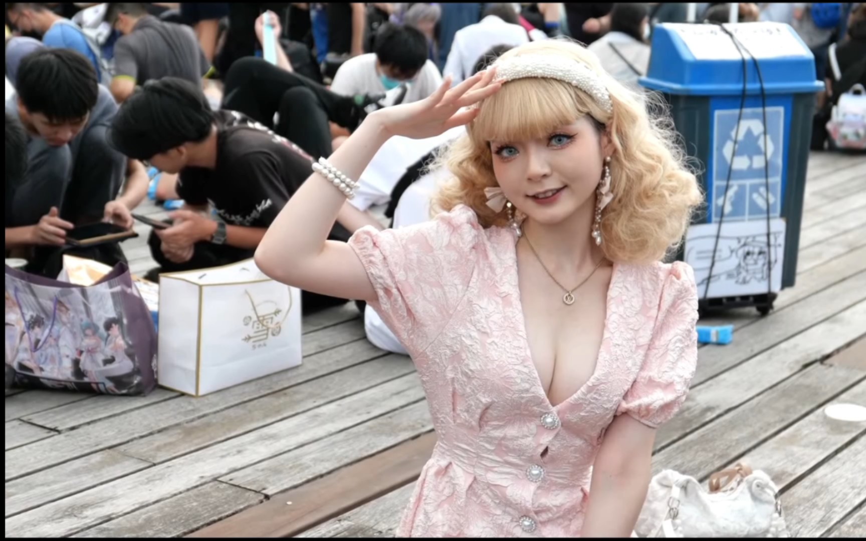 Comic Con meets a young lady by chance and takes you to the charm of the second world!