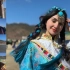 在中国，穿上藏族人的服装到藏族人家里做客，扎西德勒