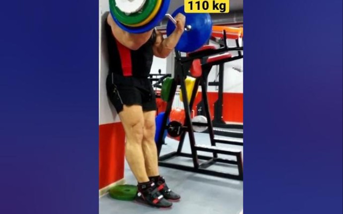 丹尼斯早期靠墙弯举110kg