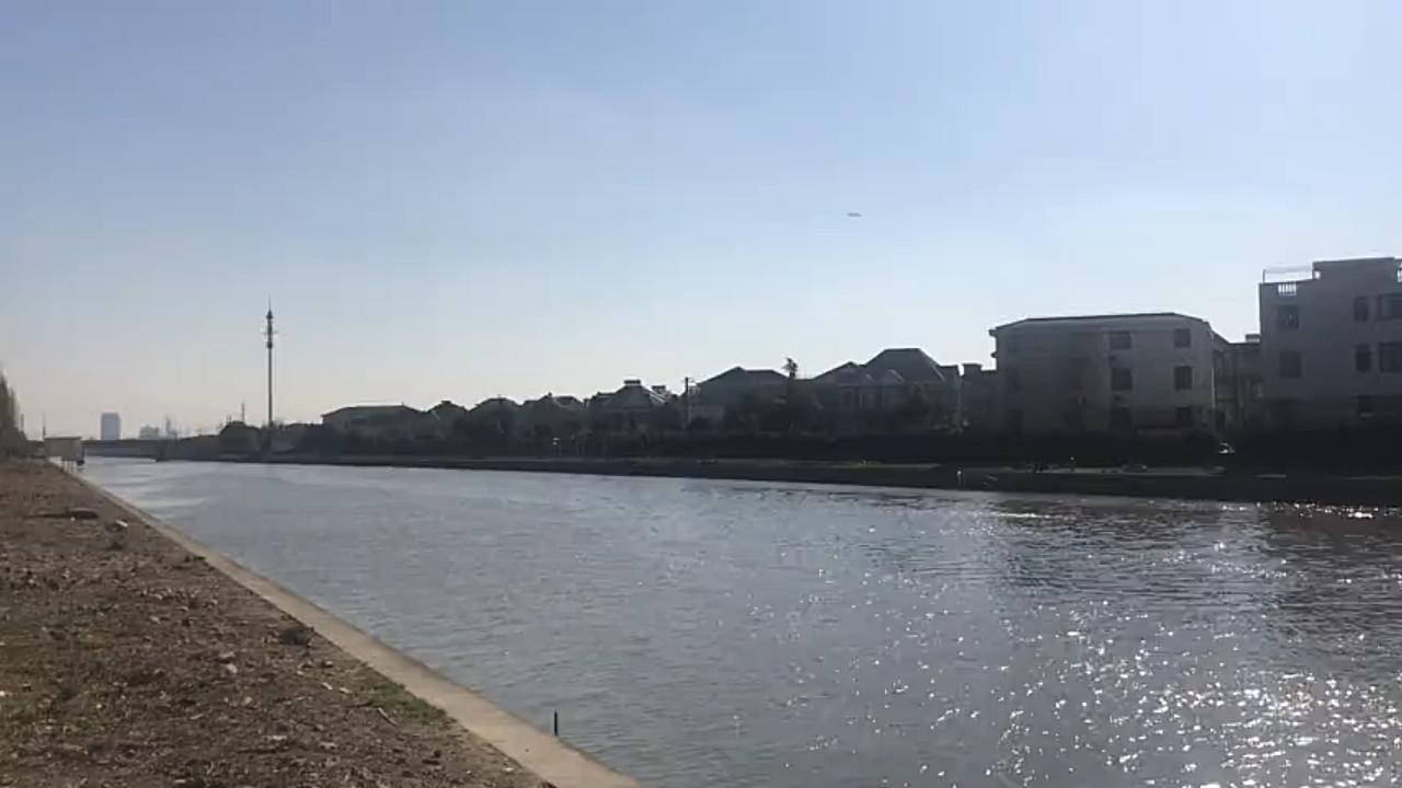 上海松江九亭淀浦河河道上空会有飞机飞过这条河道也是运砂船专用河道