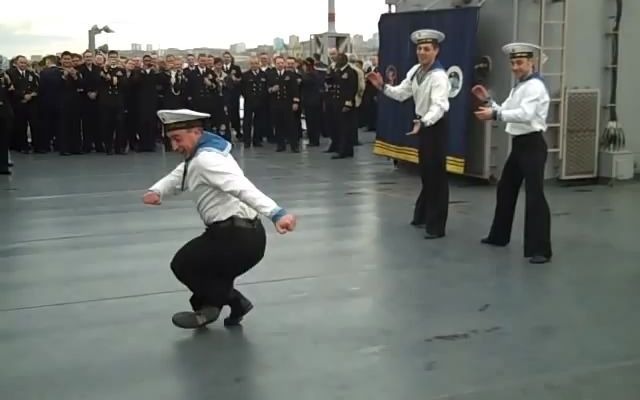 俄罗斯水兵在美国蓝岭号指挥舰上跳舞