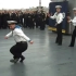 俄罗斯水兵在美国蓝岭号指挥舰上跳舞