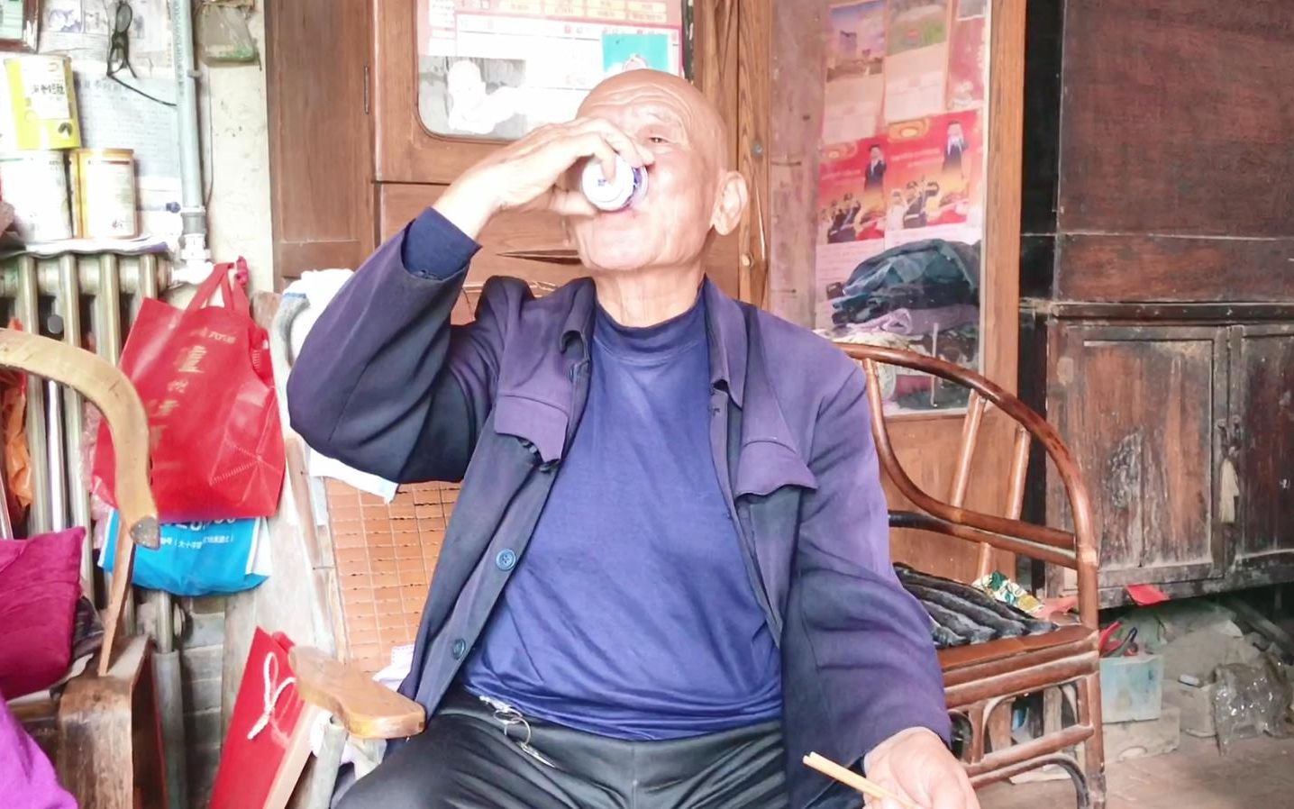 农村80岁大爷干农活回来饿了，烫壶酒喝两杯，看让大爷吃的啥饭