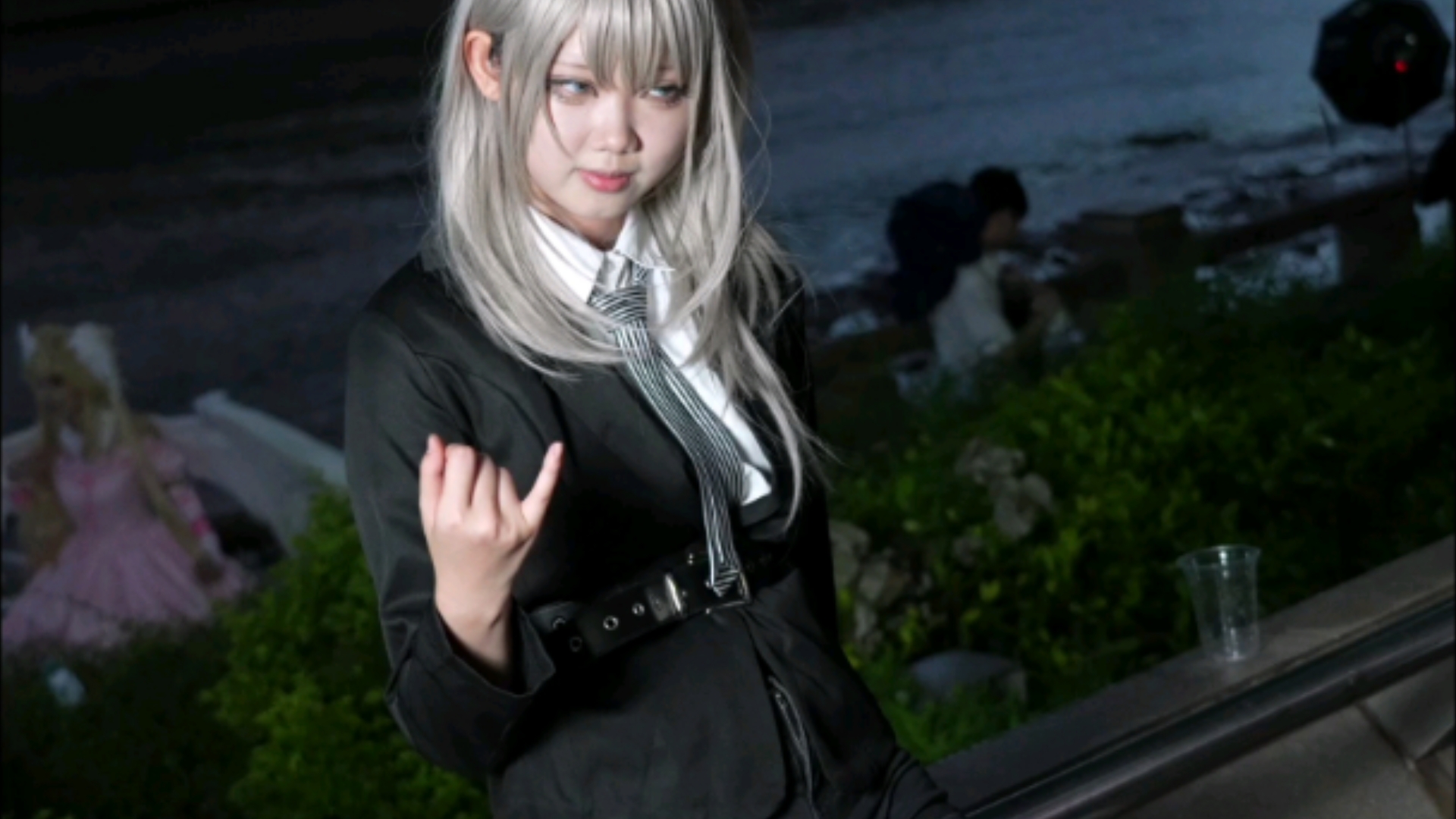 Silver-haired girl in the rainy night] - Suit with long legs and garter socks, off-site night shots of Firefly Comic Con 33rd