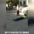四川简阳执勤交警被冲卡摩托撞飞 目前正在抢救