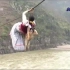 牲畜和人挂在绳索上，悬在悬崖上横渡怒江，真实场景很惊险！