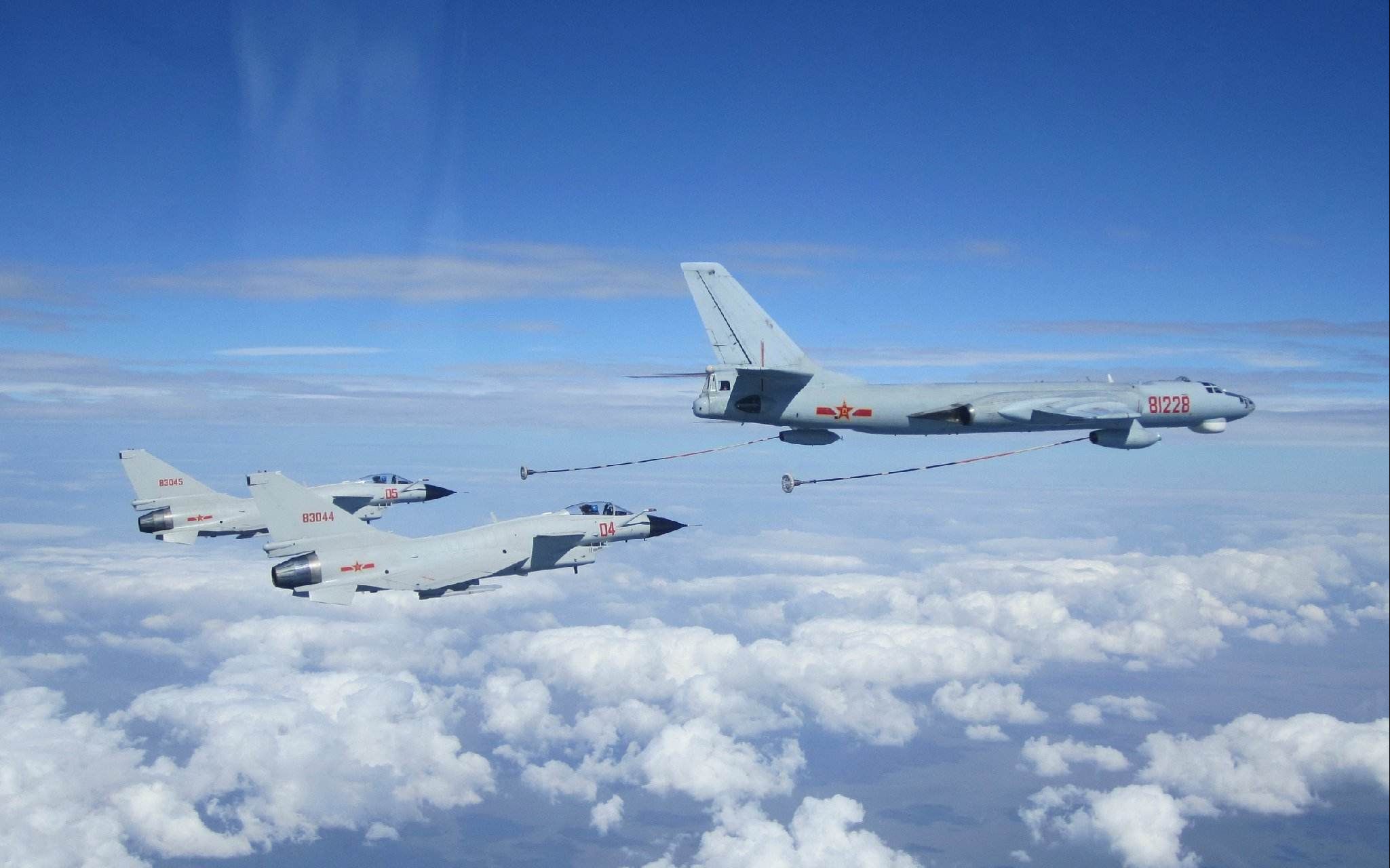 中国空军“最稀有”军机出动！近百架战机打“未来空战”_手机新浪网