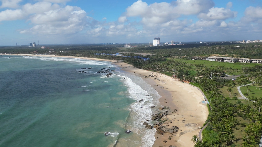 【琼海牛奶海】海南环岛旅游公路琼海潭门镇段，近沙滩的海水呈现乳白色，因此得名牛奶海。再在不远处的潭门海鲜吃上一顿海鲜大餐。琼海的行程轻松惬意。