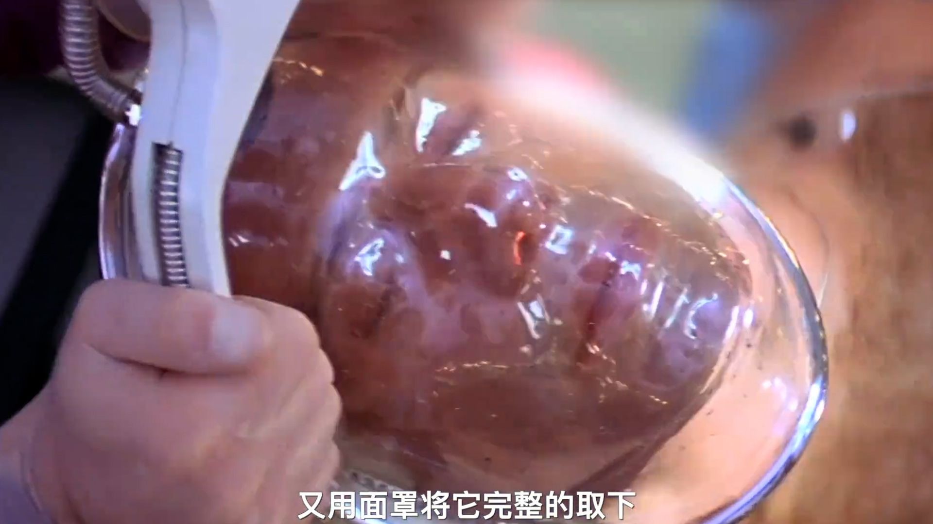 为了破案，警察换上了黑帮大哥的脸，探针划开脸皮用面罩取下，悬疑电影变脸