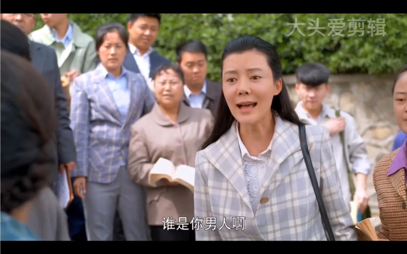 满仓进城秋菊带女儿去学校找景梅见面就是一巴掌