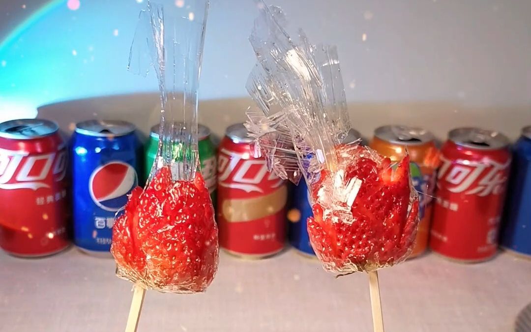 只需要草莓、糖和水，就可以做出颜值超高的草莓糖衣花朵哟~