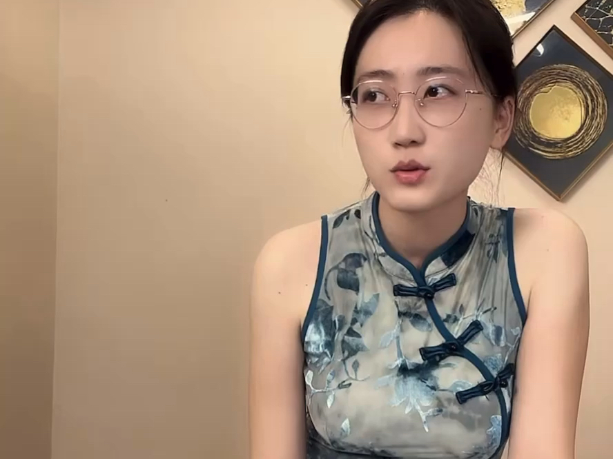 旗袍眼镜妹，肉丝高跟鞋