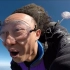 Eason陈奕迅高空跳伞，这发际线笑哭了哈哈哈哈！