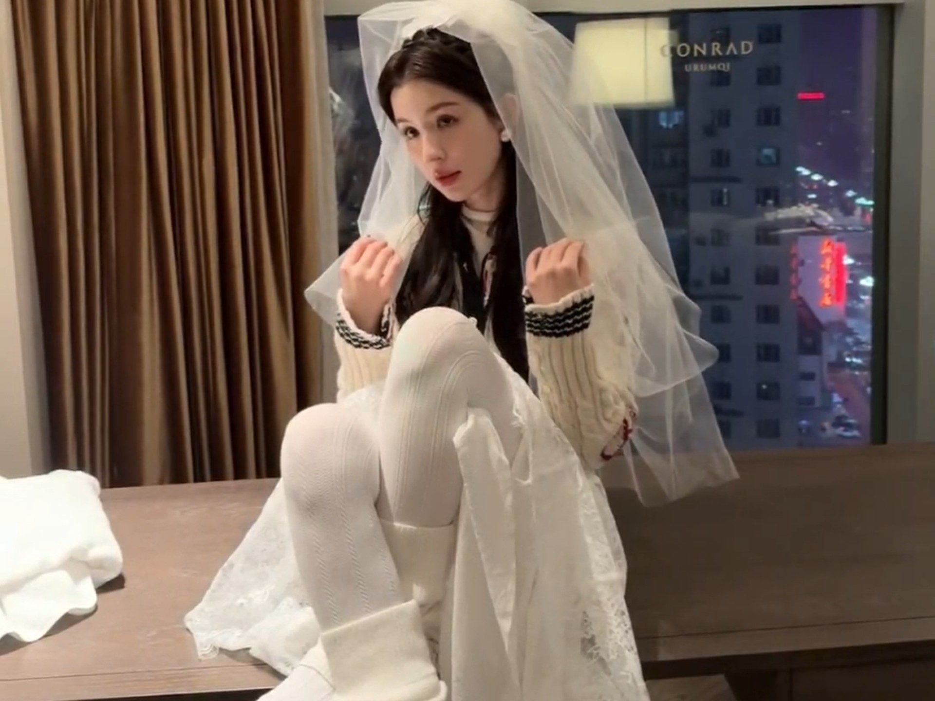 好想哈妮克孜的白袜塞我嘴里！