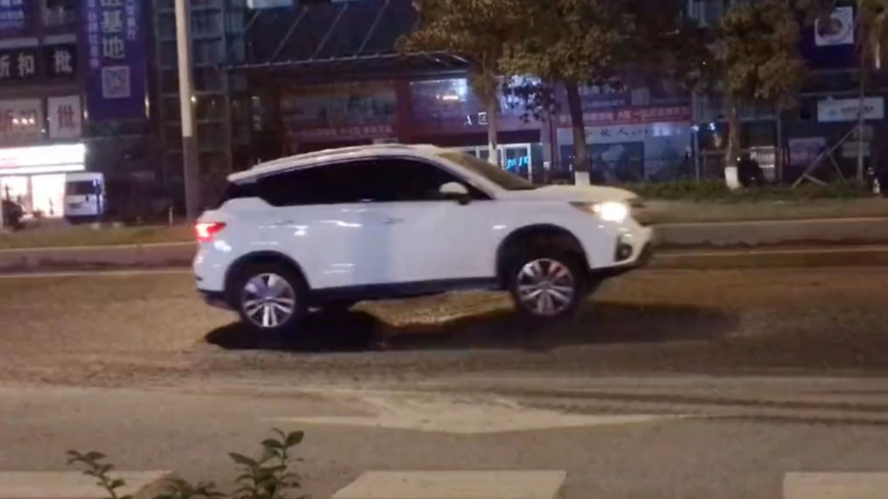 过马路牙子上下坡怎么样才不会伤到底盘，老司机的这几个珍藏绝招你不能不学！