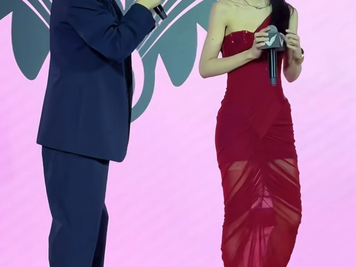 田曦薇 红色一字带高跟鞋 玉足