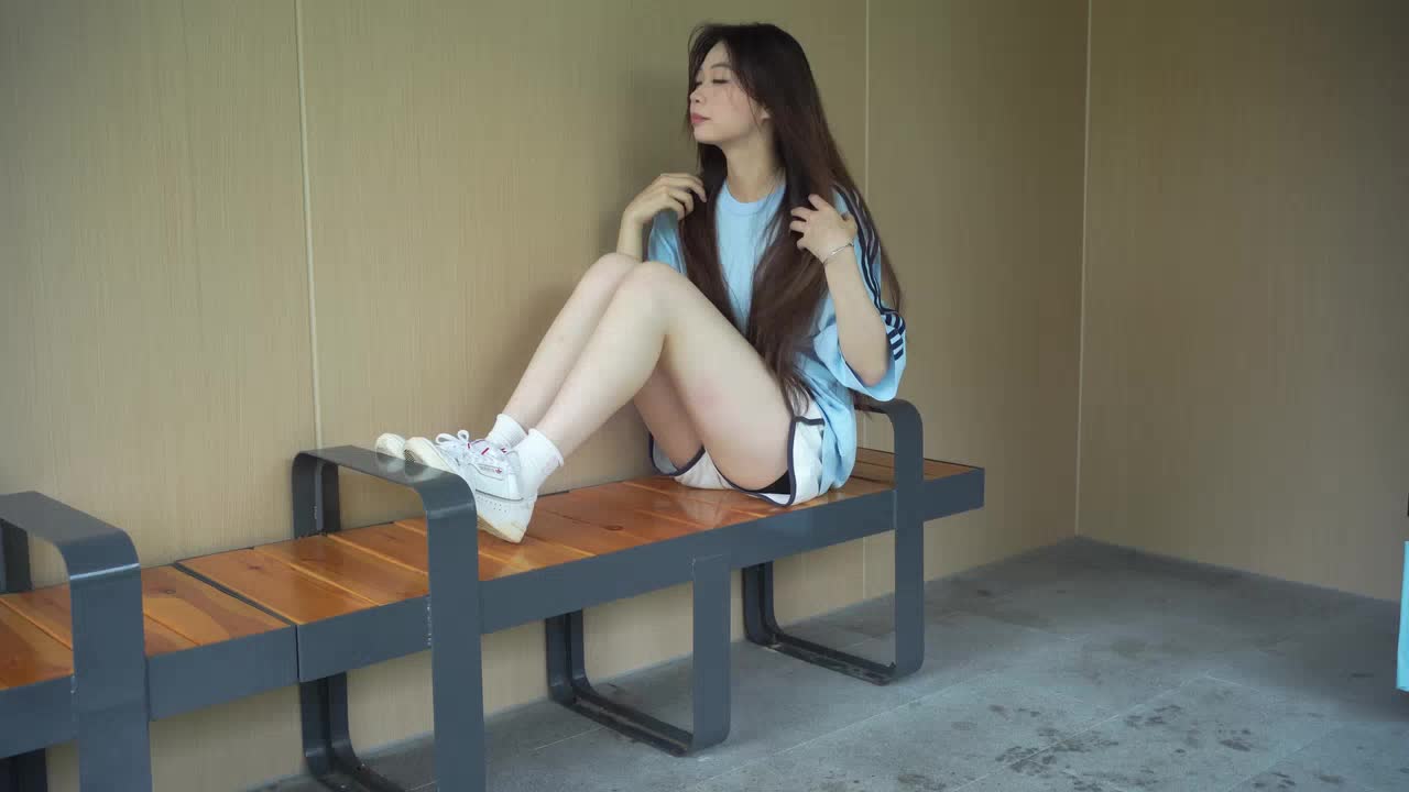 妹妹多少还是有些羞涩