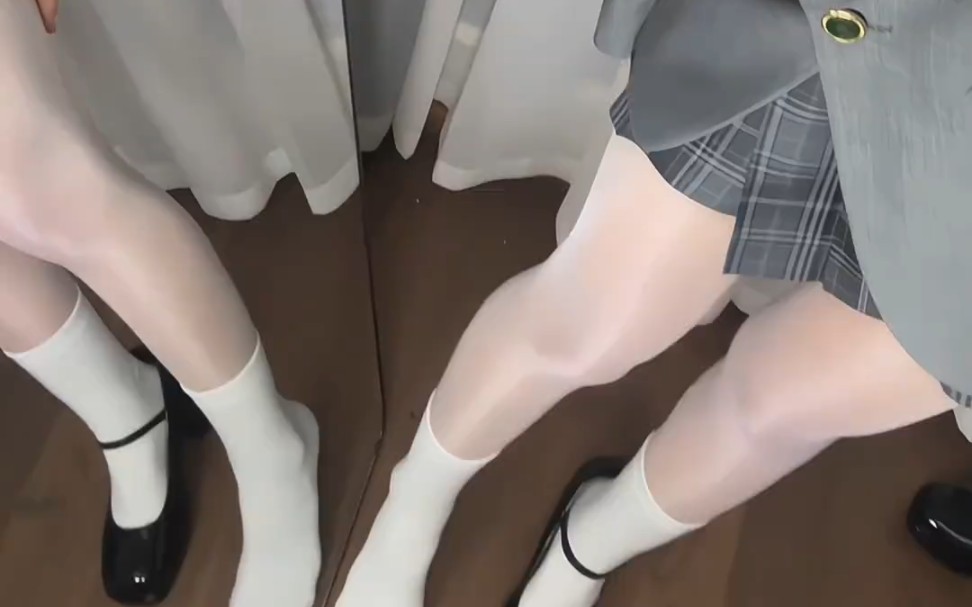 The more you look at oiled silk with white socks, the better you look.