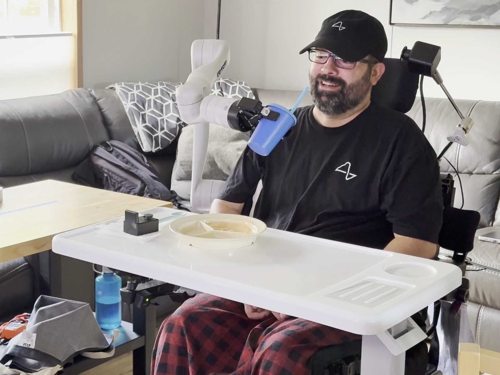 Neuralink的第八位临床测试者展示了用脑机接口控制机械臂完成简单任务