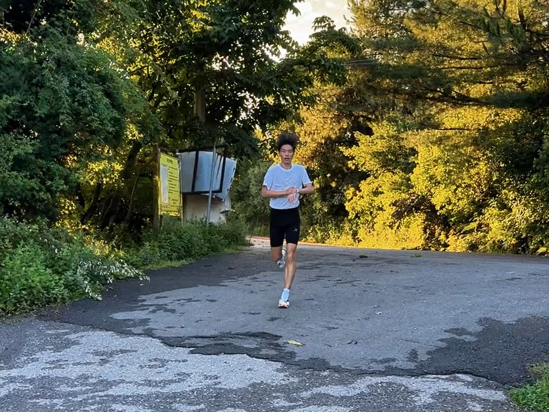 高原跑山训练，从海拔2400m跑到3000m，又被拉爆了