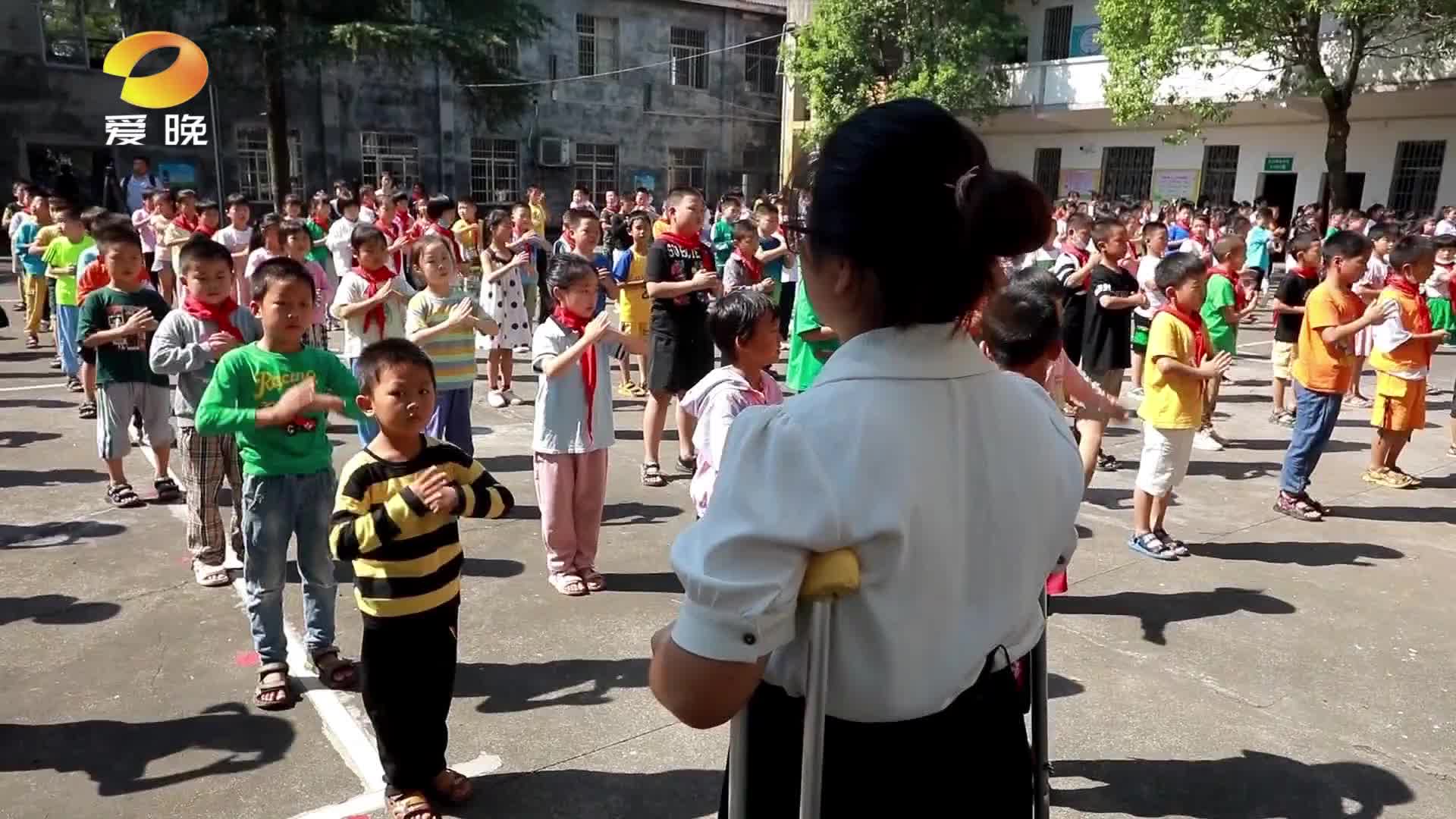 “跳跳老师”胡毅：单腿乡村女教师   撑起乡村孩子一片天