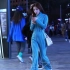 三里屯街拍，这妹子长得真标致，穿的蓝色格子套装清新脱俗