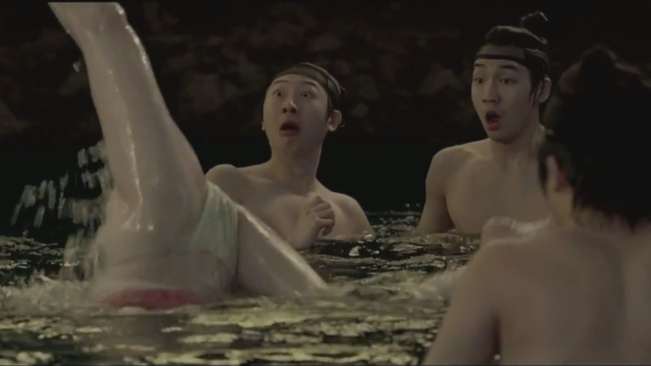 河里洗澡，漂浮物居然是一对女性乳房，众人目定口呆