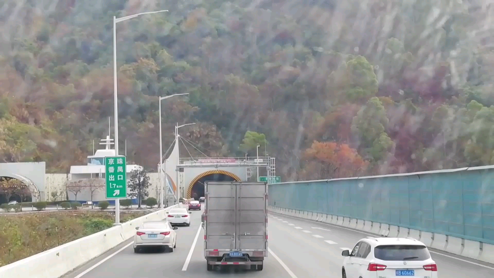 广河高速经石陂隧道和凤凰山隧道,二层汽车正面视角.