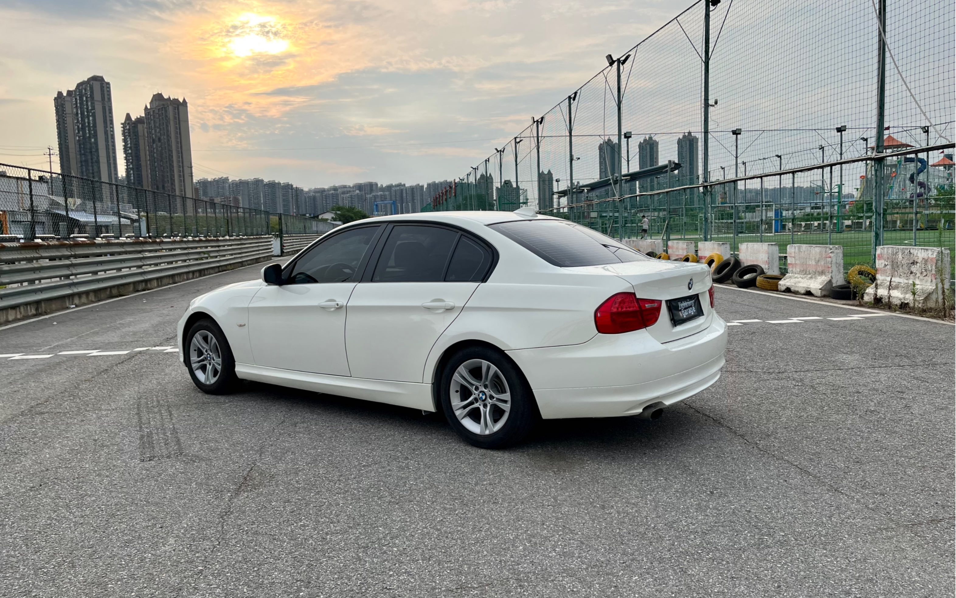 BMW E90 320，老宝马真的很难整备吗？很难。如果预算不封顶，随便造，那还是很简单，各种换就完事了。预算有限的朋友们慎重考虑。