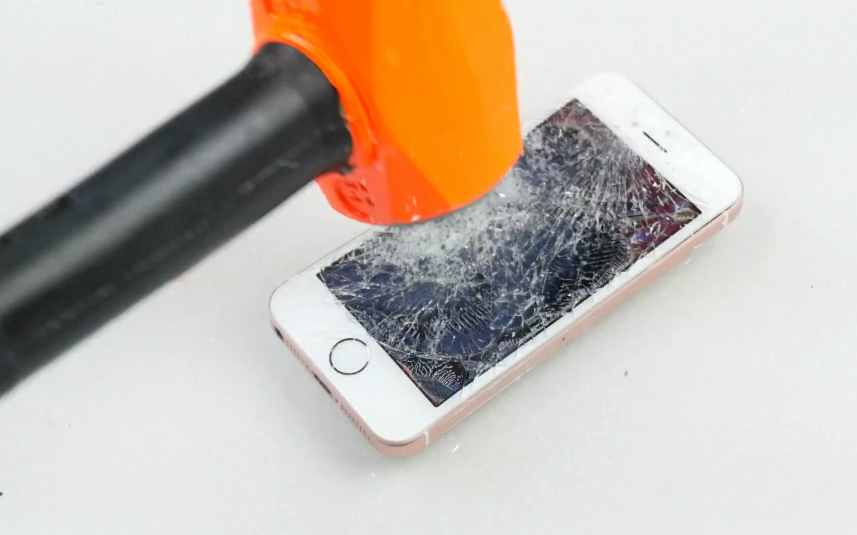 【中字】虐机狂魔砸烂iPhone SE @游民星空字