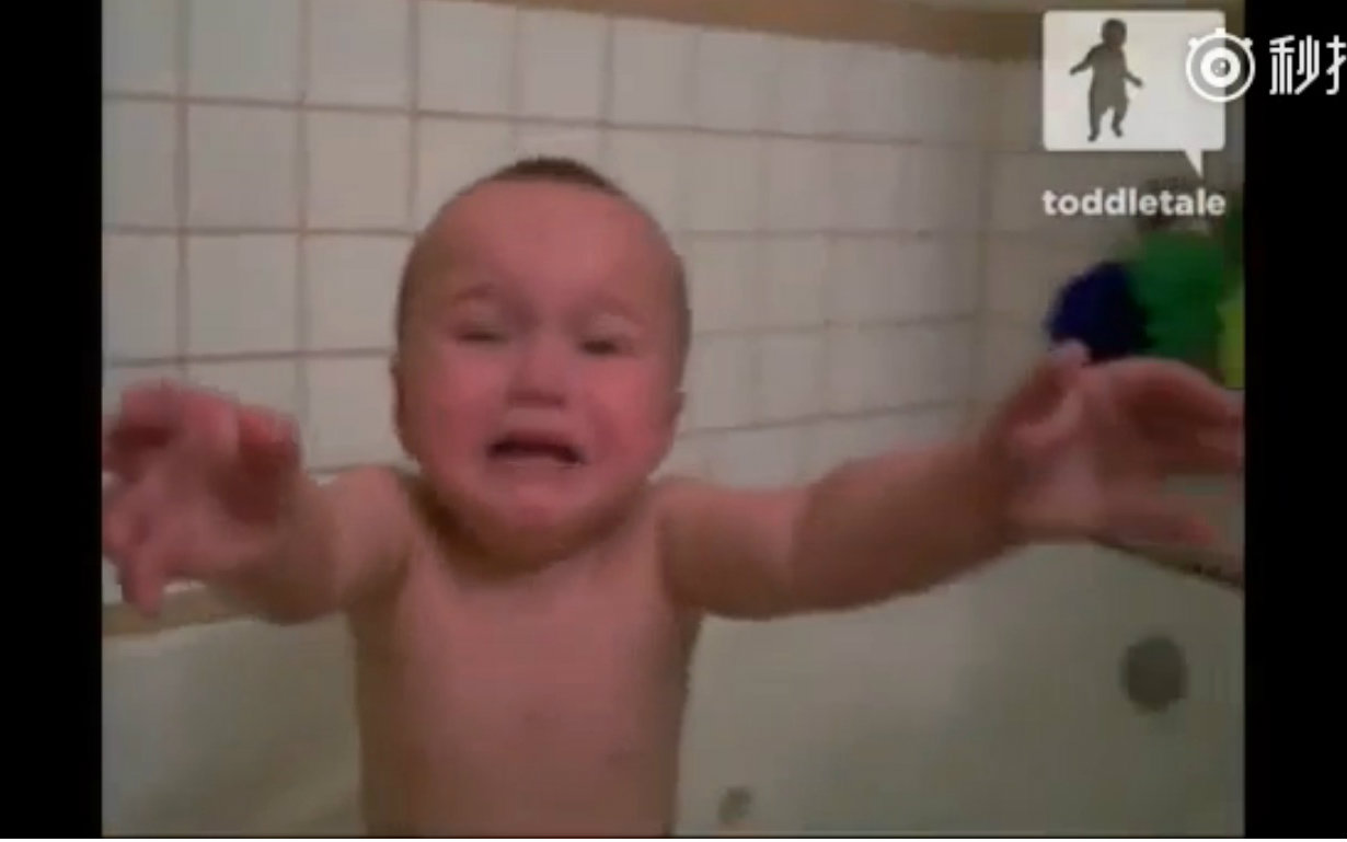 妈妈要给宝宝洗澡，宝宝回过头却使劲叫爸爸，爸爸赶来一看，哈哈哈～