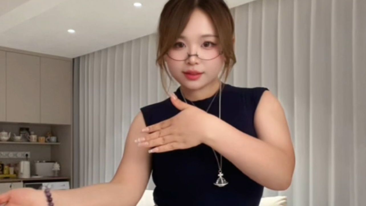 Tried the OL outfit, so mature!