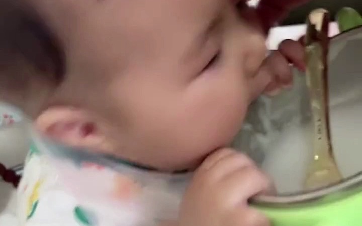 六个月宝宝第一次吃辅食，场面一度控制不住