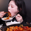 Eat with Boki韩国美女吃播文福姬小姐姐放满肥肠的鸡肉汤吃播！（Feat.扁平面）连饭都拌着吃的真实声音