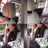 司机闻到有异味回头看时，女子正将丝袜腿架在椅子上，争执中女子将司机投诉称其态度不好
