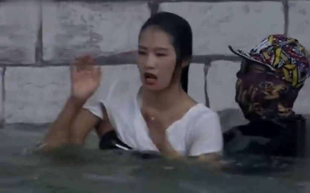 美女来闯关,小姐姐落水被救生员背后抱住,场下老公面无表情视频
