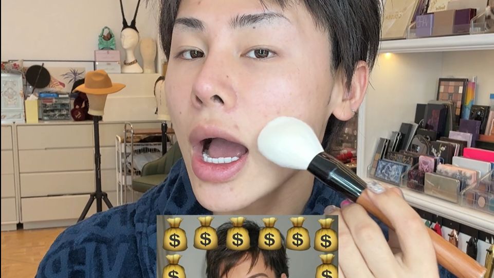 也是靠化妆完成显化了？
