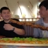 在新疆吃肉有多过瘾？一串一米长的大烤肉，俩人一串吃饱了
