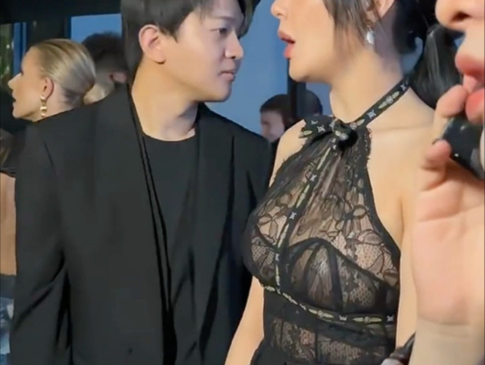 张雨绮巴黎透视装搭配黑丝