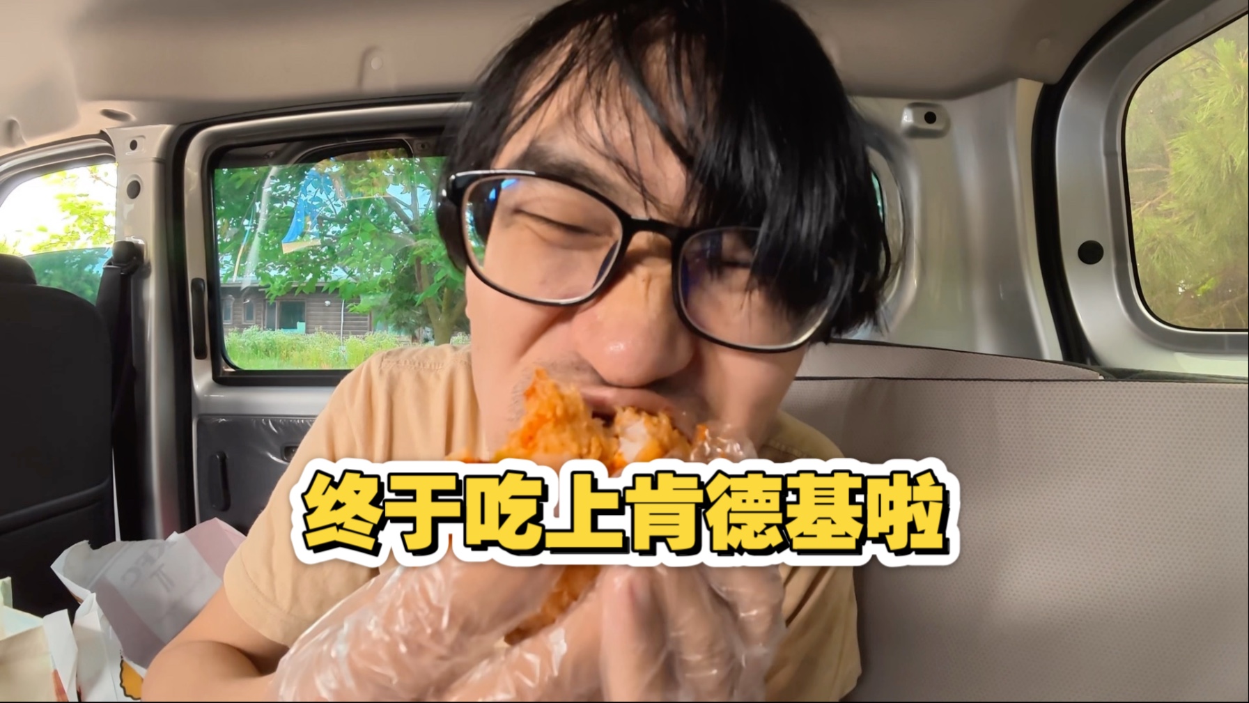 小伙拉货挣到钱了，中午和流浪猫一起吃肯德基