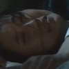 女孩在洗澡，歹徒闯入看到忍不住进去，女孩就被糟蹋了