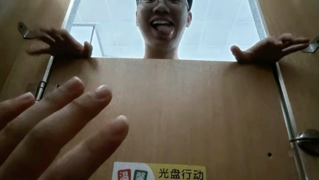 评论区猎奇摄影作品锐评，还有比这更绝望的瞬间吗！
