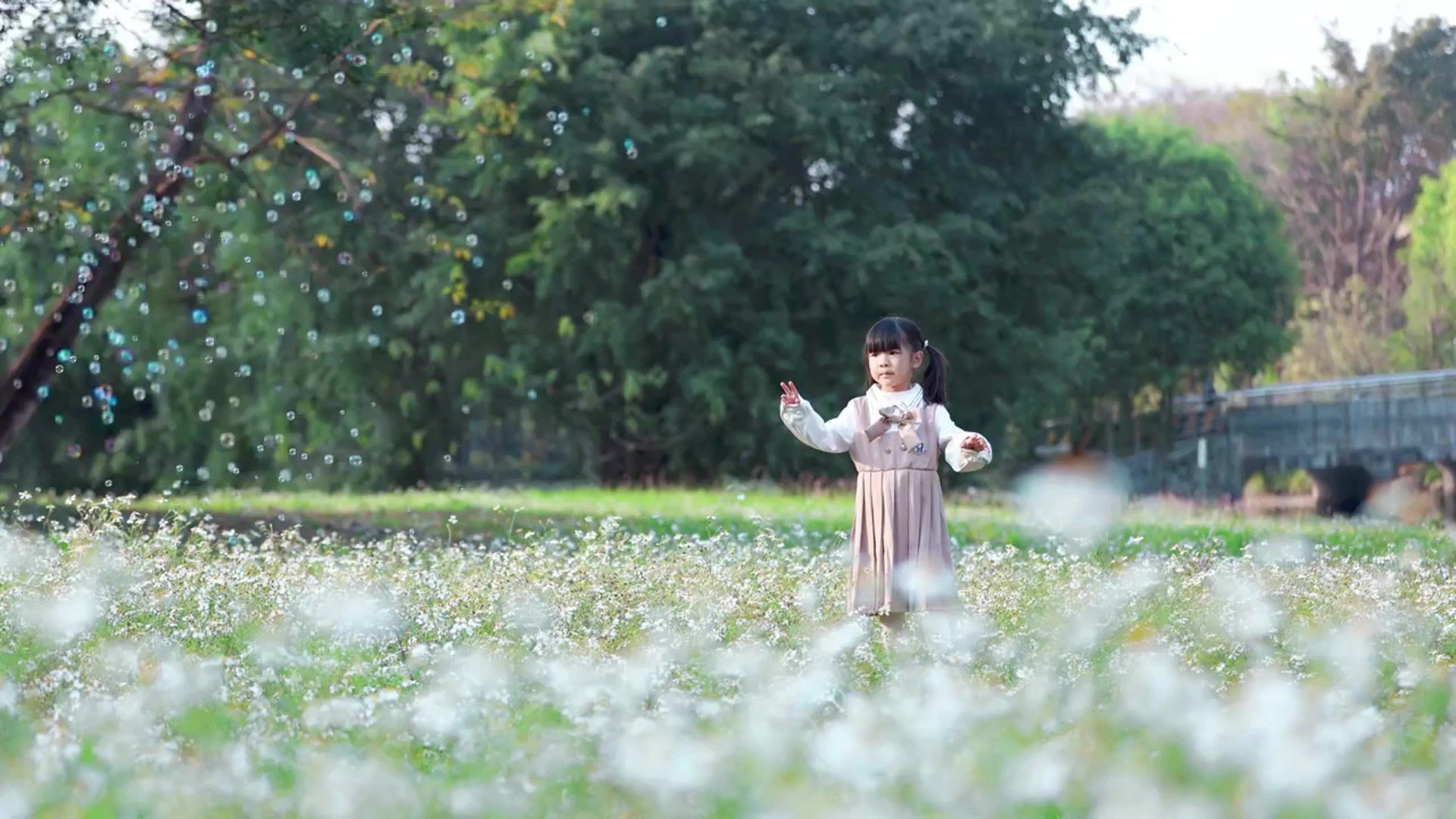 【空镜素材】小朋友玩泡泡